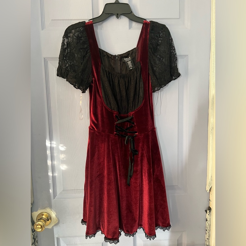 Velvet dress with lace details - Picture 3 of 6